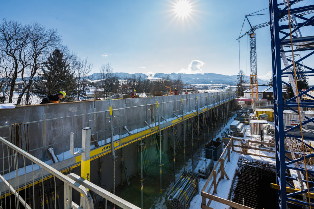 Ortbetonbau – Baustellenübersicht mit Kraneinsatz