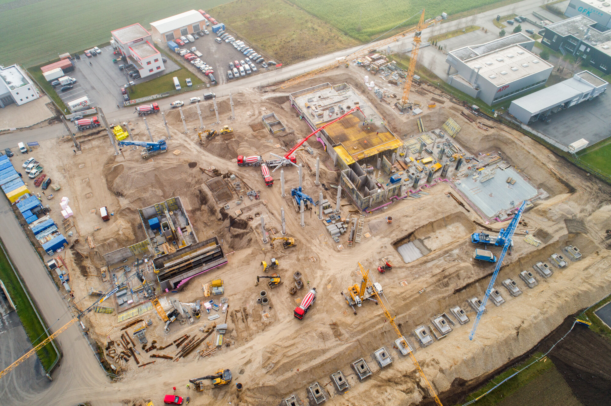 Ortbetonbau – Luftbild einer Rohbaubaustelle