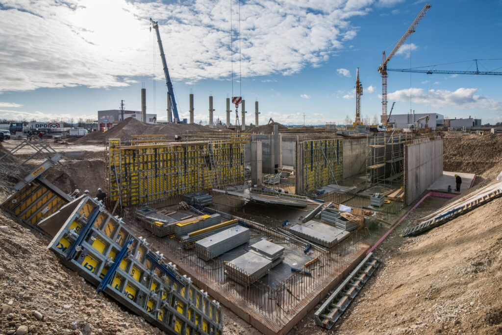 Ortbetonbau – Schalungsmaterial auf der Baustelle